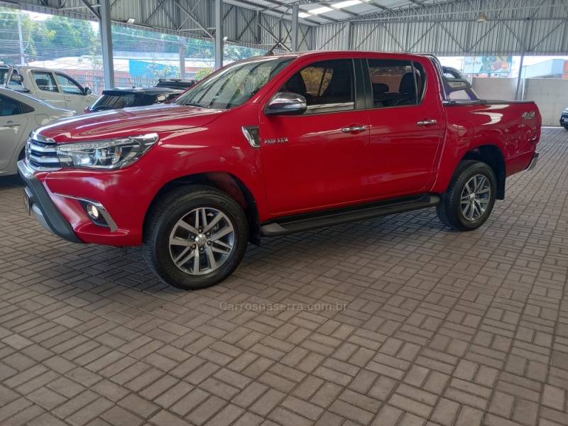 TOYOTA - HILUX - 2016/2016 - Vermelha - R$ 200.000,00