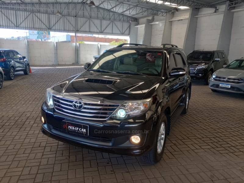 TOYOTA - HILUX SW4 - 2013/2014 - Preta - R$ 175.000,00