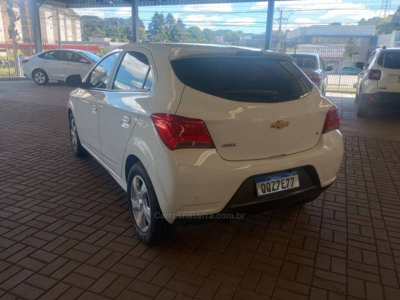 CHEVROLET - ONIX - 2019/2019 - Branca - R$ 67.000,00