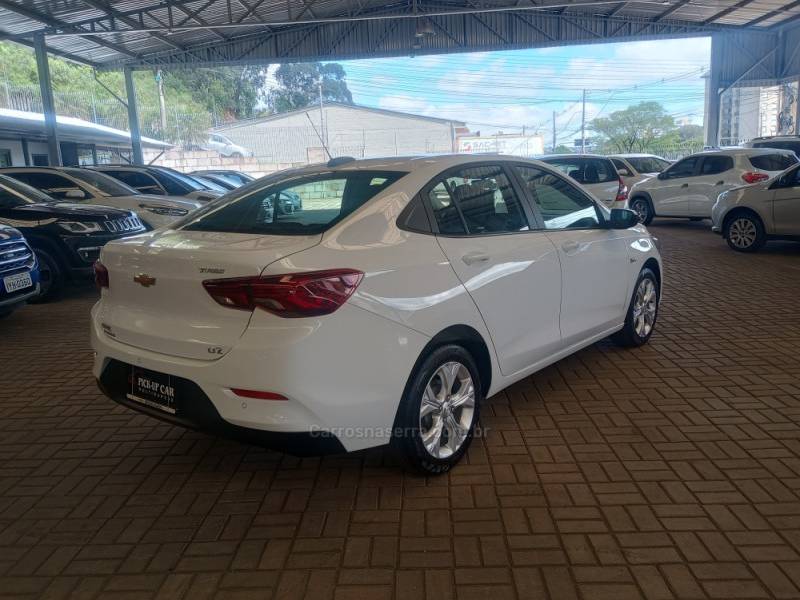 CHEVROLET - ONIX - 2022/2023 - Branca - R$ 90.000,00