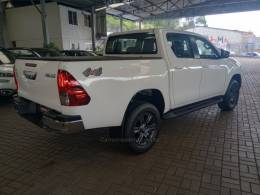 TOYOTA - HILUX - 2021/2022 - Branca - R$ 262.000,00