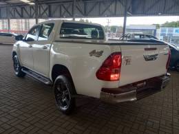 TOYOTA - HILUX - 2021/2022 - Branca - R$ 262.000,00