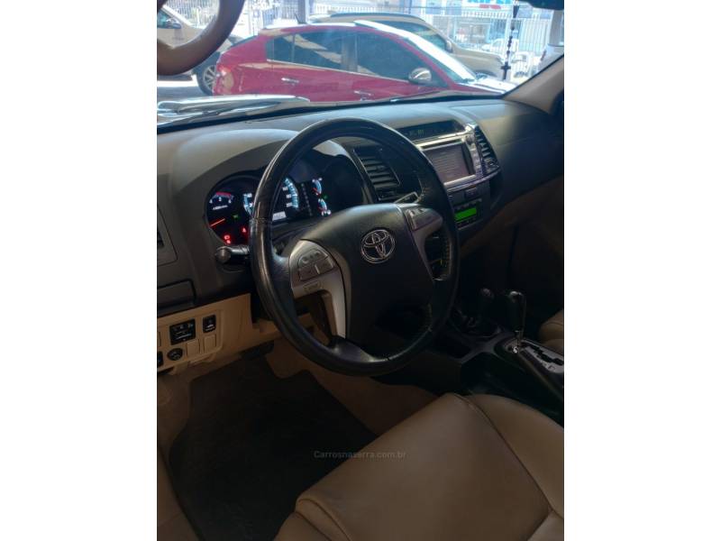 TOYOTA - HILUX SW4 - 2013/2014 - Preta - R$ 175.000,00