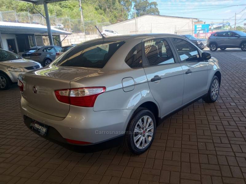 FIAT - GRAND SIENA - 2017/2018 - Prata - R$ 48.000,00