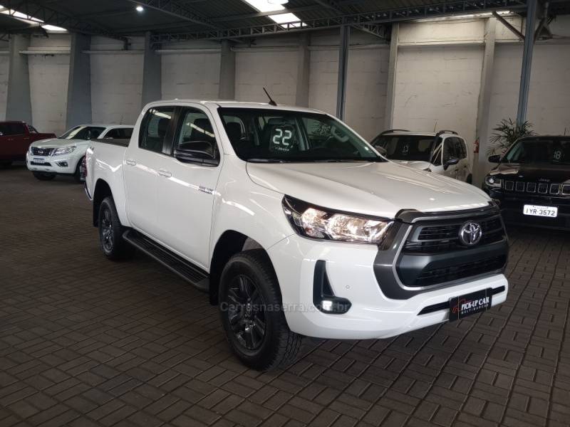 TOYOTA - HILUX - 2021/2022 - Branca - R$ 265.000,00