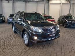 TOYOTA - HILUX SW4 - 2013/2014 - Preta - R$ 175.000,00