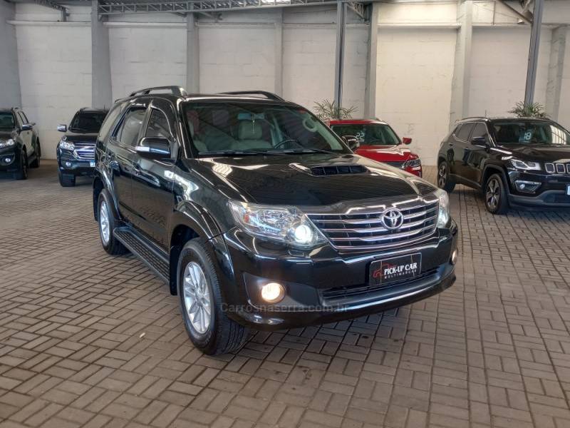 TOYOTA - HILUX SW4 - 2013/2014 - Preta - R$ 175.000,00