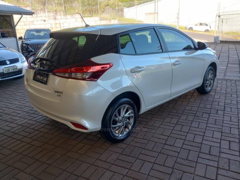 TOYOTA - YARIS - 2024/2025 - Branca - R$ 122.000,00