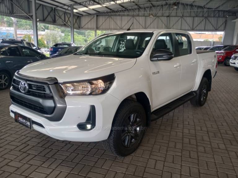 TOYOTA - HILUX - 2021/2022 - Branca - R$ 262.000,00