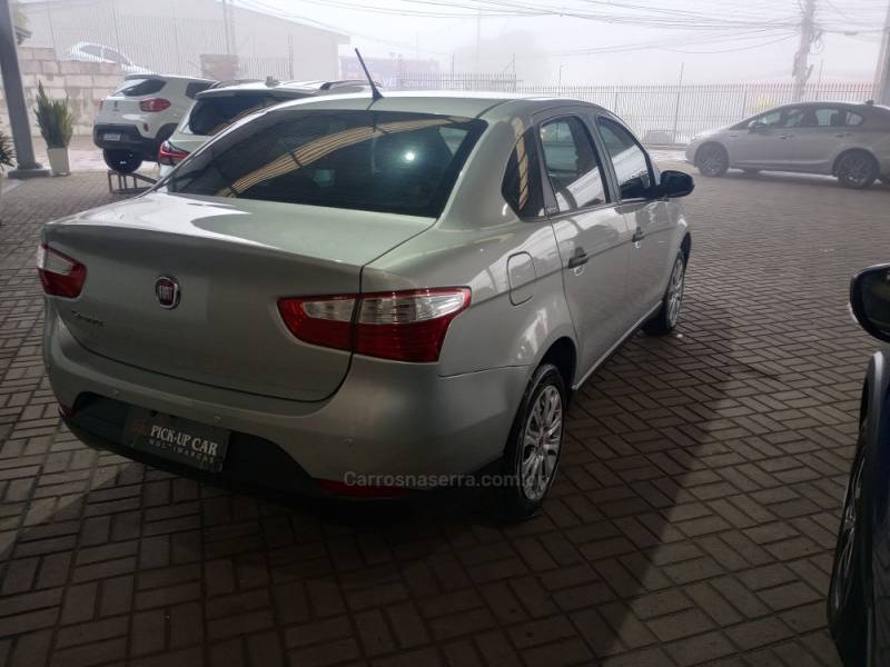 FIAT - GRAND SIENA - 2017/2018 - Prata - R$ 48.000,00