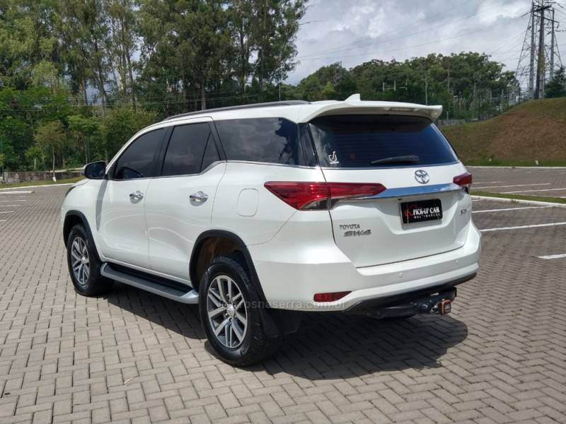 TOYOTA - HILUX SW4 - 2019/2019 - Branca - R$ 250.000,00