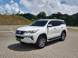 TOYOTA - HILUX SW4 - 2019/2019 - Branca - R$ 250.000,00