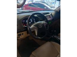 TOYOTA - HILUX SW4 - 2013/2014 - Preta - R$ 175.000,00