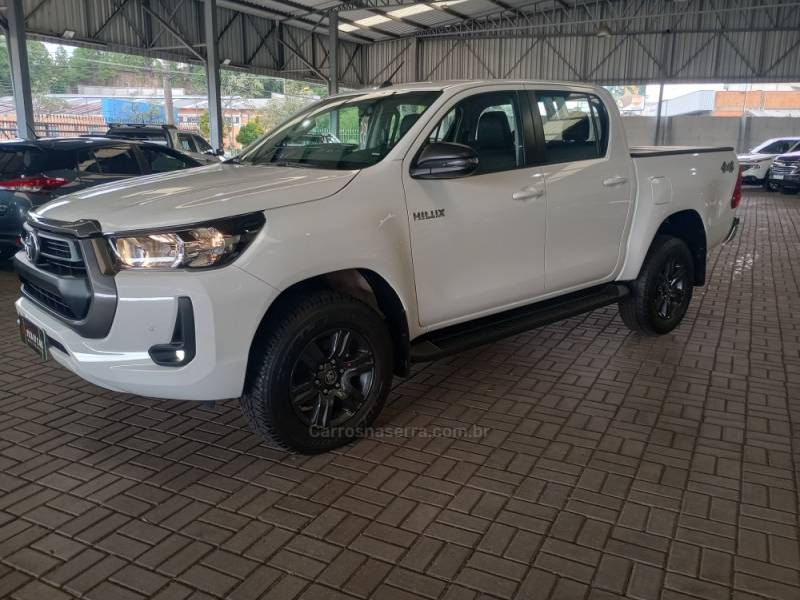 TOYOTA - HILUX - 2021/2022 - Branca - R$ 262.000,00