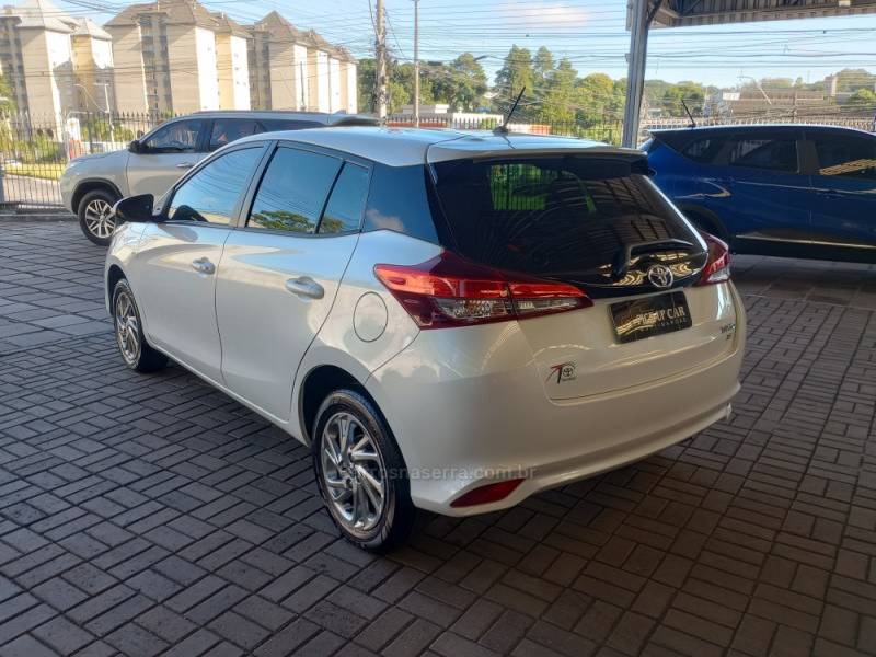 TOYOTA - YARIS - 2024/2025 - Branca - R$ 122.000,00