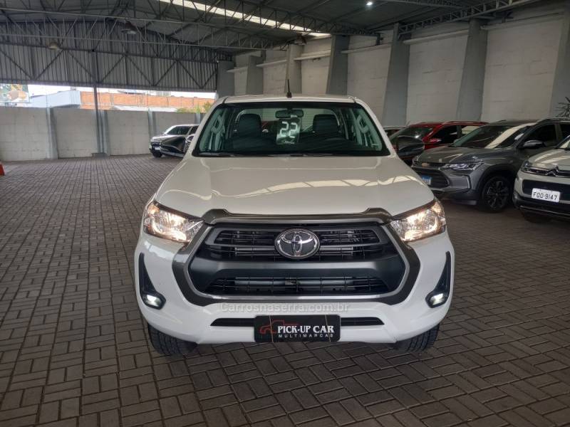 TOYOTA - HILUX - 2021/2022 - Branca - R$ 262.000,00