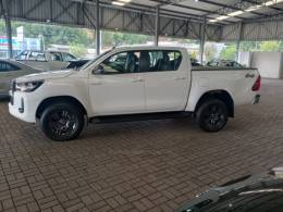 TOYOTA - HILUX - 2021/2022 - Branca - R$ 265.000,00