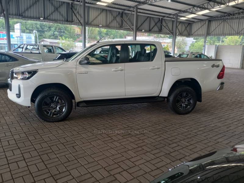 TOYOTA - HILUX - 2021/2022 - Branca - R$ 265.000,00