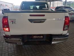 TOYOTA - HILUX - 2021/2022 - Branca - R$ 262.000,00