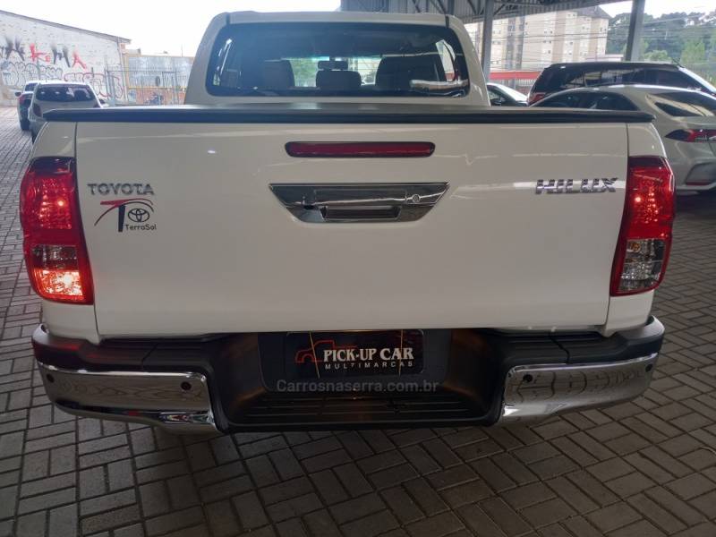 TOYOTA - HILUX - 2021/2022 - Branca - R$ 262.000,00