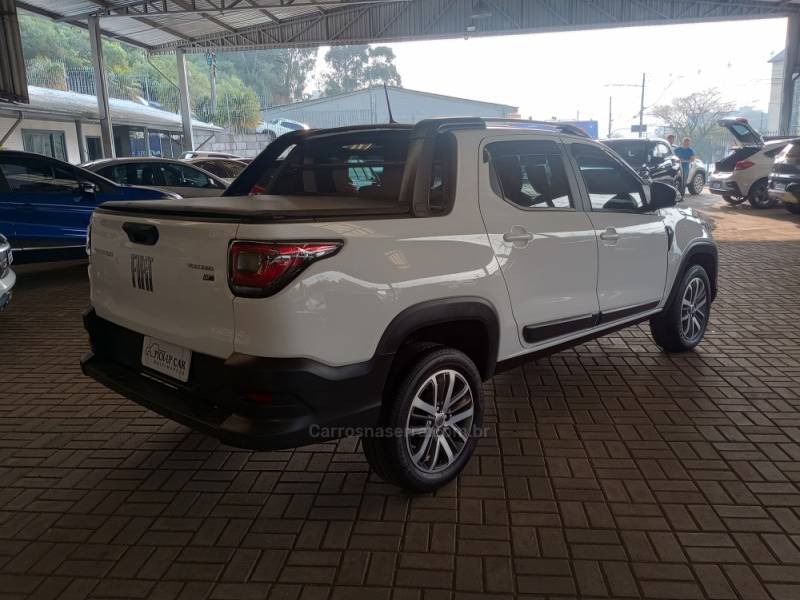 FIAT - STRADA - 2023/2024 - Branca - R$ 117.000,00