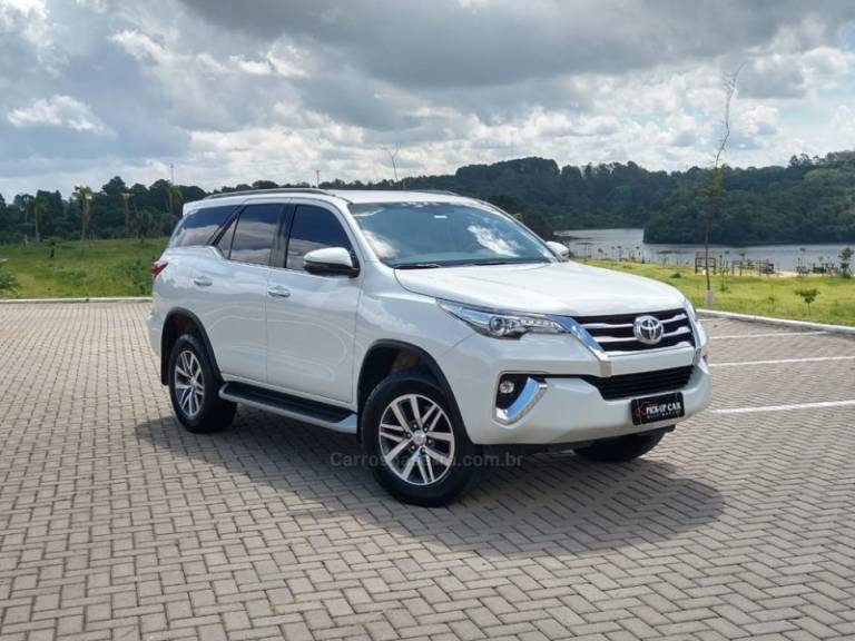 TOYOTA - HILUX SW4 - 2019/2019 - Branca - R$ 250.000,00